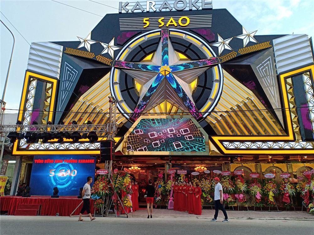 Mặt tiền karaoke với khối ngôi sao lớn và các tấm ốp ánh kim
