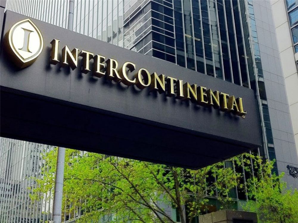 Chữ nổi vàng tên khách sạn InterContinental trên mặt tiền đá đen