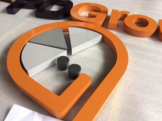 Chi tiết logo hình giọt nước màu cam với các mảnh xám ghép bên trong