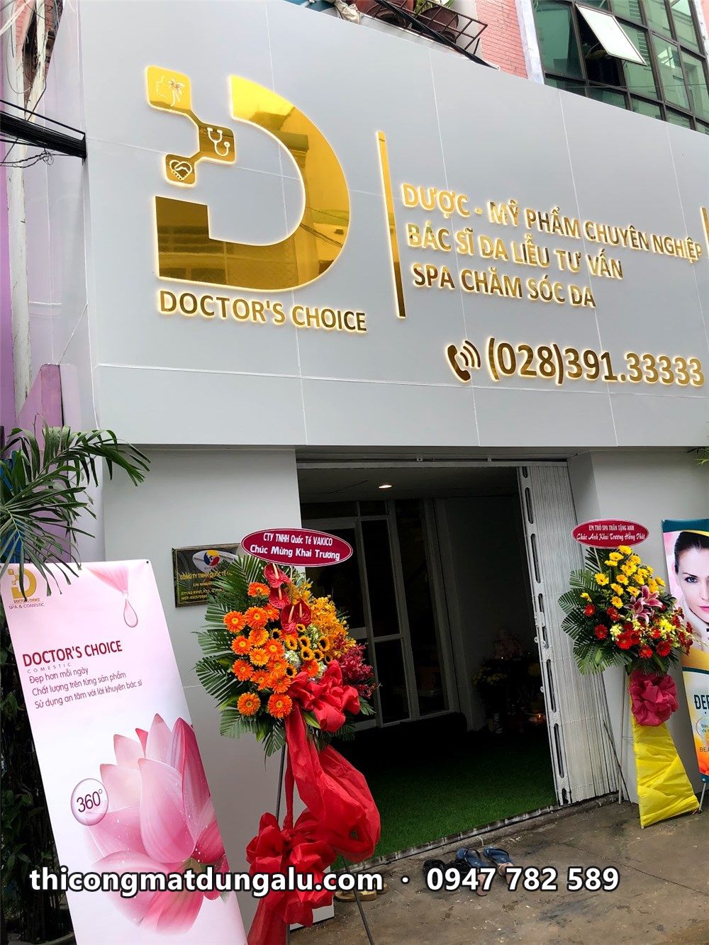 Mặt tiền Doctor's Choice nhìn chéo với logo vàng và thông tin dịch vụ