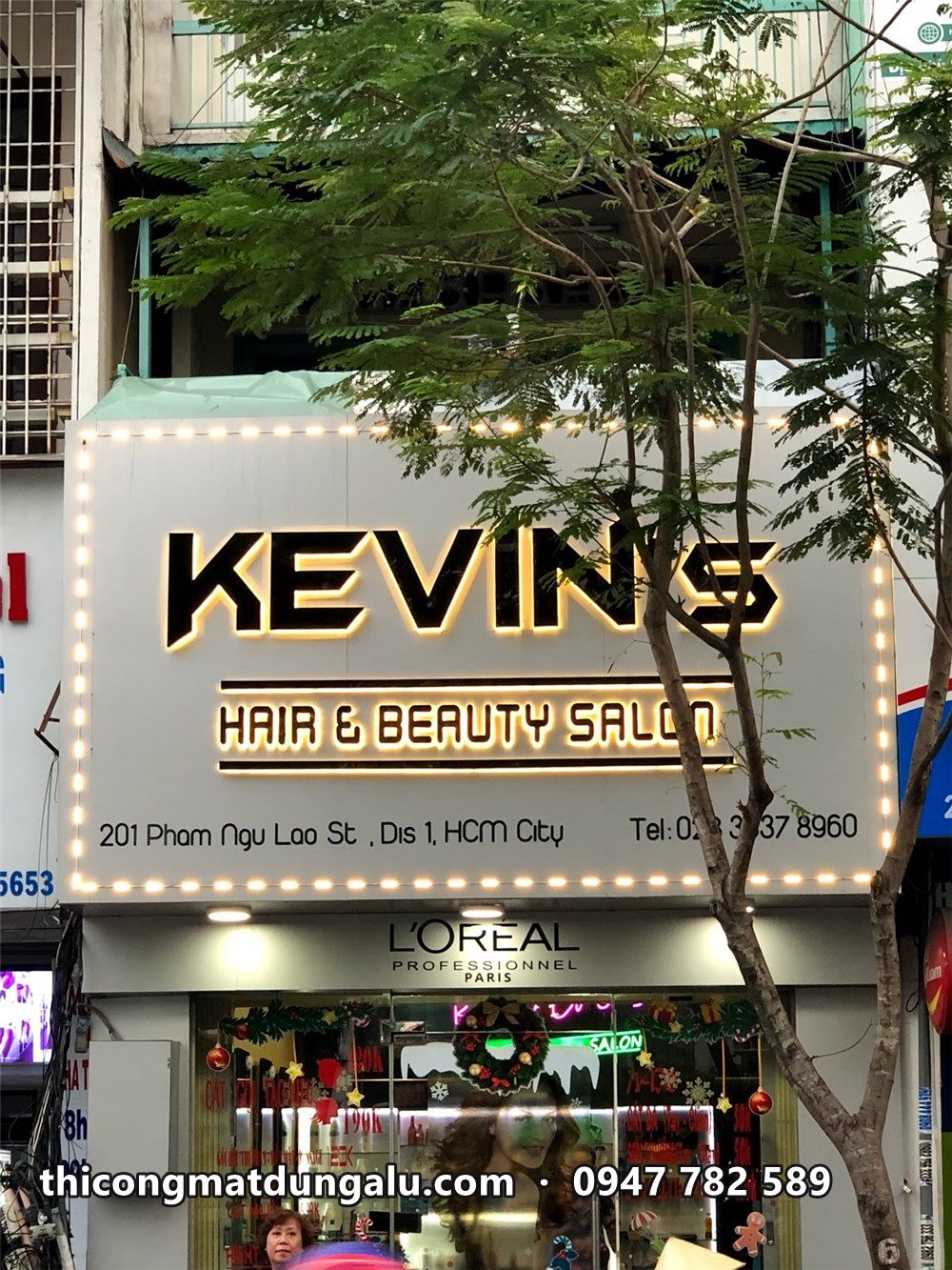 Biển Kevin's Hair and Beauty Salon viền bóng đèn tròn trên mặt tiền