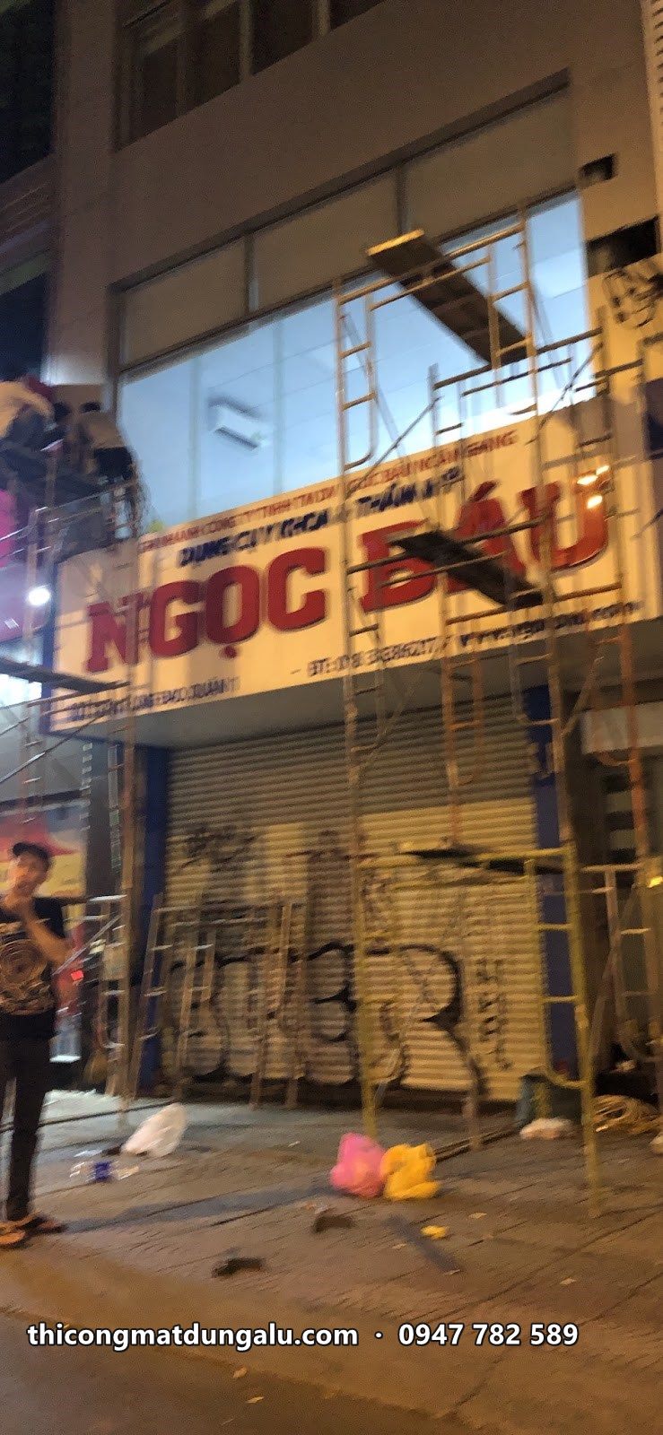 Giàn giáo dựng trước mặt tiền Ngọc Báu, thi công vào buổi tối