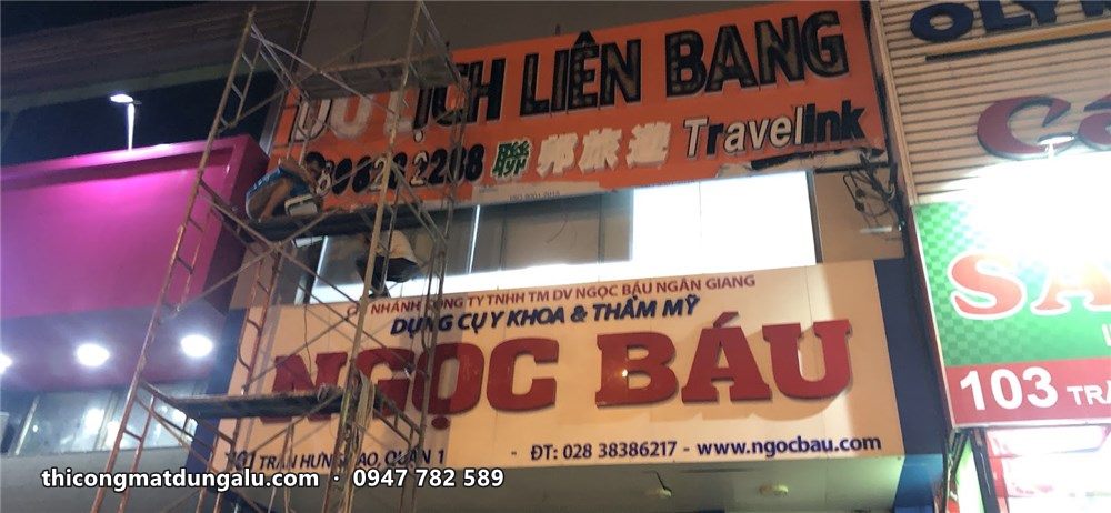 Hai bảng hiệu Du lịch Liên Bang và Ngọc Báu xếp tầng, giàn giáo còn bên cạnh
