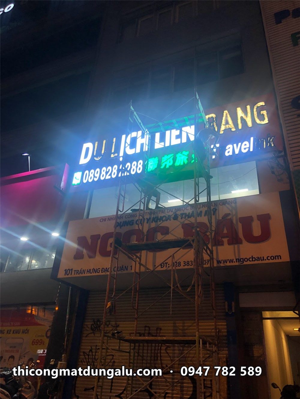 Bảng hiệu Du lịch Liên Bang sáng đèn ban đêm phía trên biển Ngọc Báu