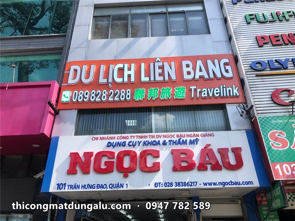 Mặt tiền hoàn thiện với biển Du lịch Liên Bang phía trên và Ngọc Báu phía dưới