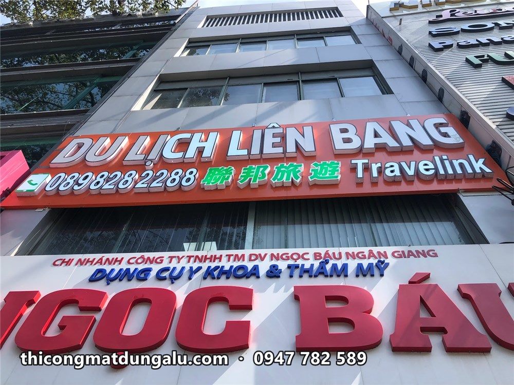 Cận cảnh hai biển Du lịch Liên Bang Travelink và Ngọc Báu dụng cụ khoa thẩm mỹ