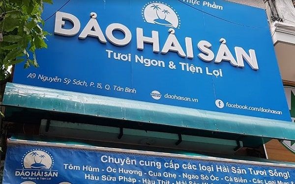 Bảng hiệu quán hải sản nền xanh chữ nổi trắng có dòng mô tả món