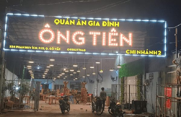 Bảng hiệu quán ăn gia đình với chữ bóng đèn và viền LED