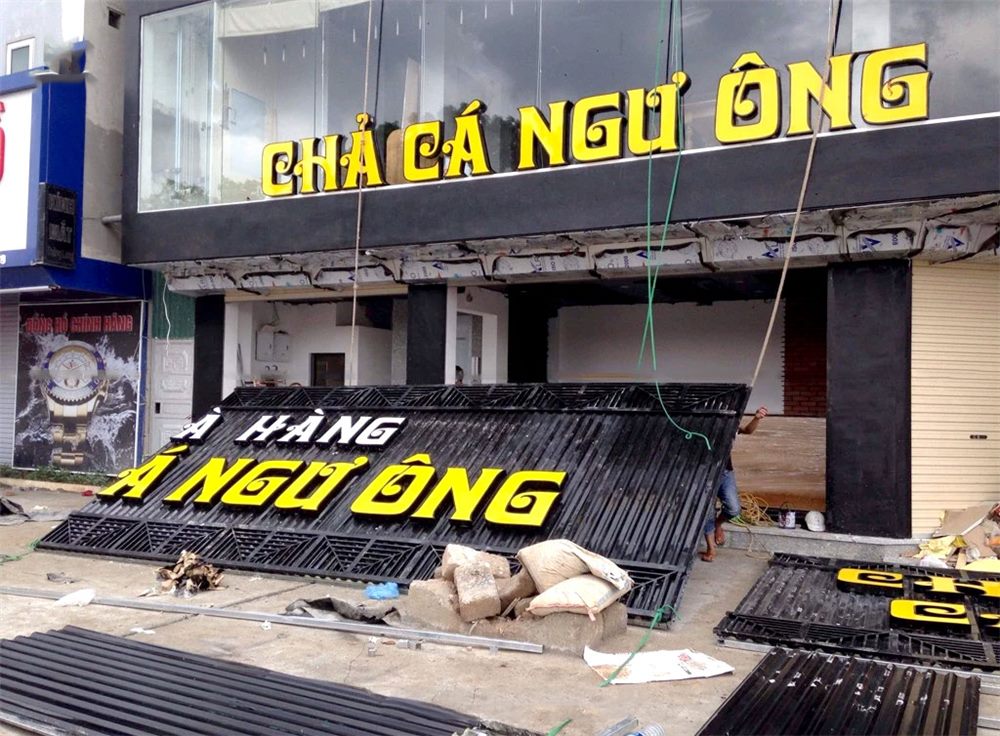 Bộ chữ nổi khổ lớn đang chờ lắp lên khung mặt tiền nhà hàng
