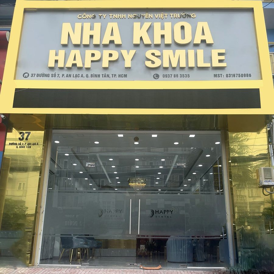 Nha khoa mặt tiền kính, bảng tên nền vàng chữ nổi