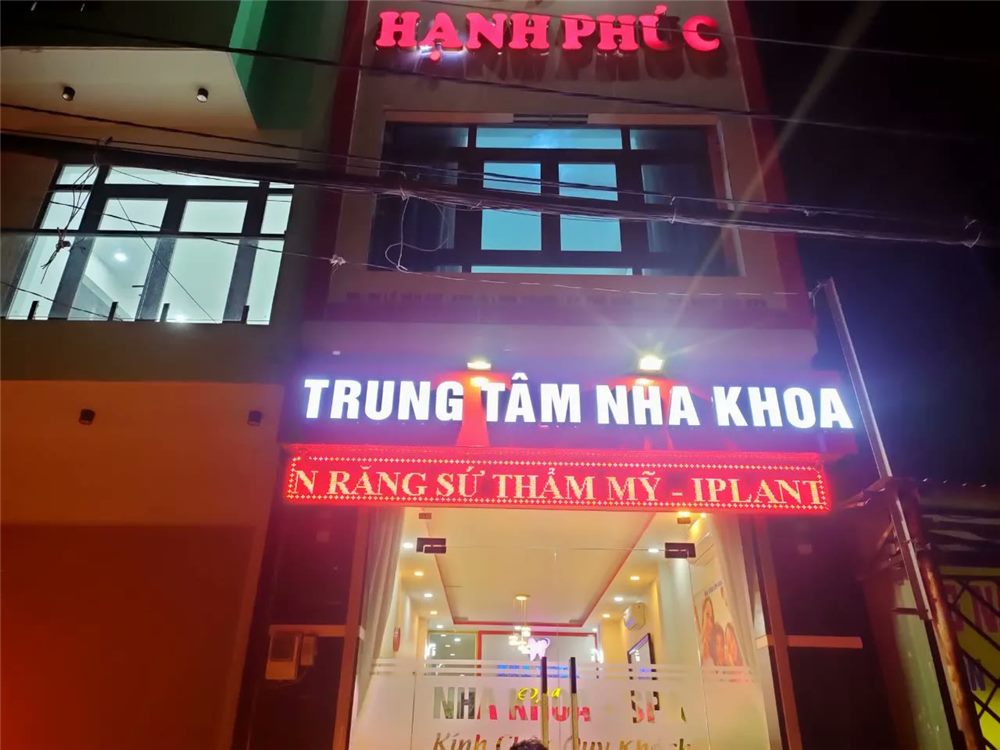Nha khoa về đêm với chữ sáng mặt và bảng LED chạy chữ