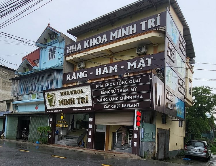 Nha khoa ở góc phố với bảng tên dài và dải dịch vụ răng hàm mặt