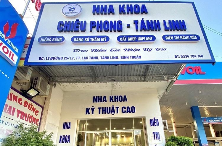 Bảng hiệu nha khoa nền trắng chữ nổi xanh kèm các ô dịch vụ