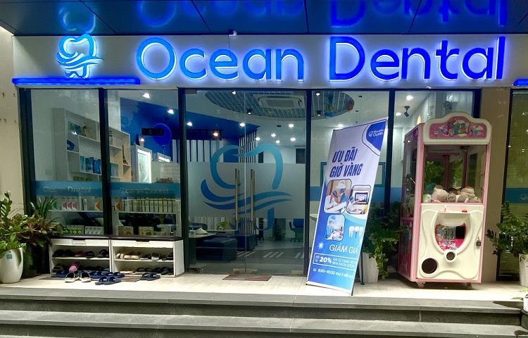 Mặt tiền nha khoa kính trong với chữ nổi xanh phát sáng