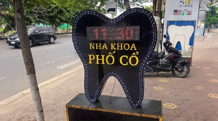 Biển đứng hình chiếc răng có viền đèn đặt trên vỉa hè