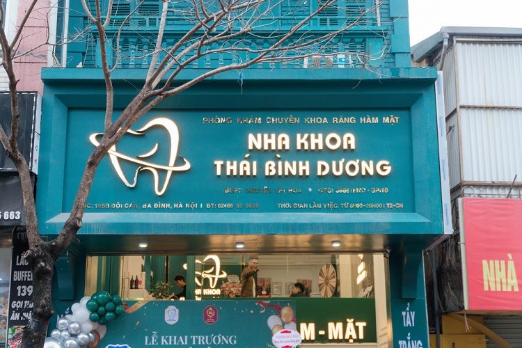 Mặt tiền nha khoa ốp xanh ngọc, logo răng và chữ nổi trắng