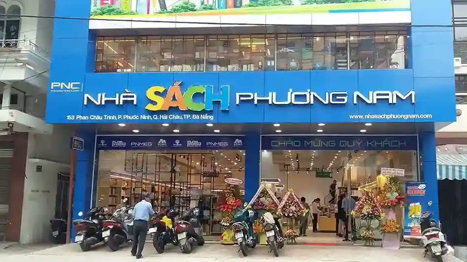 Mặt tiền Nhà sách Phương Nam bảng xanh dương, chữ Sách nhiều màu và cửa kính lớn