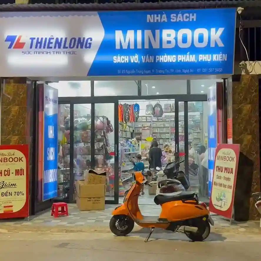 Nhà sách Minbook với bảng xanh dương, logo hãng bút và dòng sách vở văn phòng phẩm
