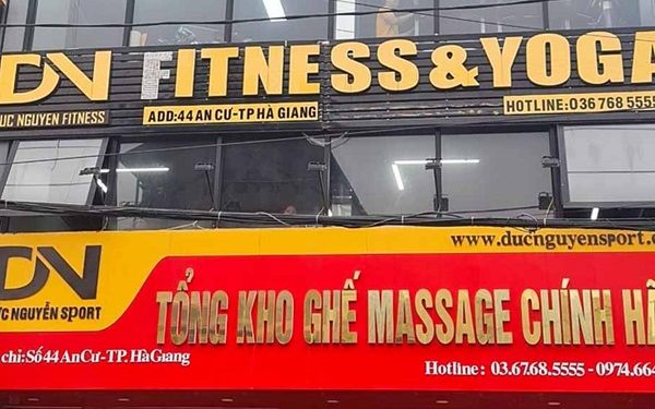 Bảng hiệu fitness và yoga nền đen chữ nổi vàng trên tầng hai