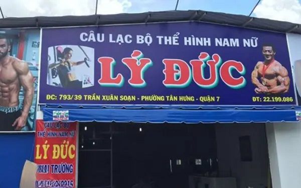 Bảng hiệu câu lạc bộ thể hình in hình vận động viên hai bên tên
