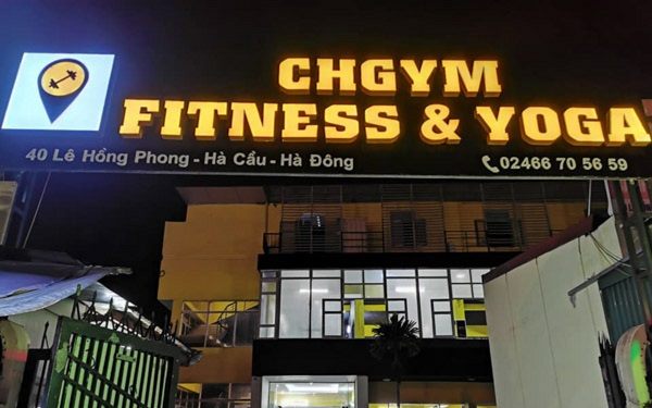 Bảng hiệu fitness và yoga chữ vàng sáng đèn trên nền tối