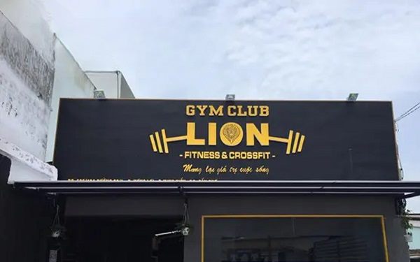 Bảng hiệu gym club nền đen chữ vàng với biểu tượng tạ đòn