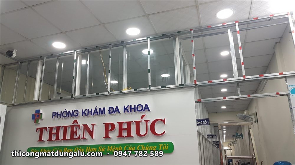 Logo chữ nổi Phòng khám đa khoa Thiên Phúc trên tường trắng trong sảnh