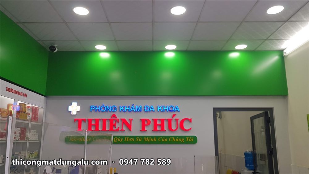 Tường sảnh phòng khám với mảng xanh lá phía trên và chữ Thiên Phúc màu đỏ