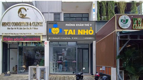 Mặt tiền phòng khám thú y giữa dãy cửa hàng