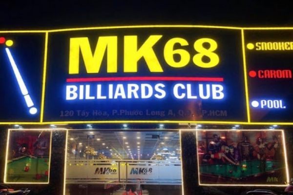Mặt tiền quán bida nền đen, chữ LED vàng trắng, viền LED vàng và cột ghi snooker carom pool