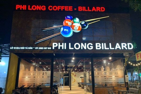 Quán cà phê bida ban đêm với logo bi và cơ dạng khối nổi, tên quán chữ trắng trên mặt dựng tối
