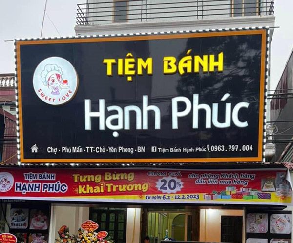 Bảng hiệu tiệm bánh nền alu đen, chữ nổi sáng mặt và viền đèn LED