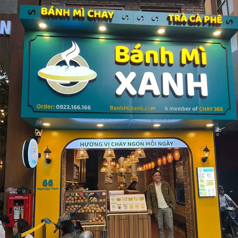 Mặt tiền tiệm bánh mì ốp alu xanh, chữ nổi vàng có đèn