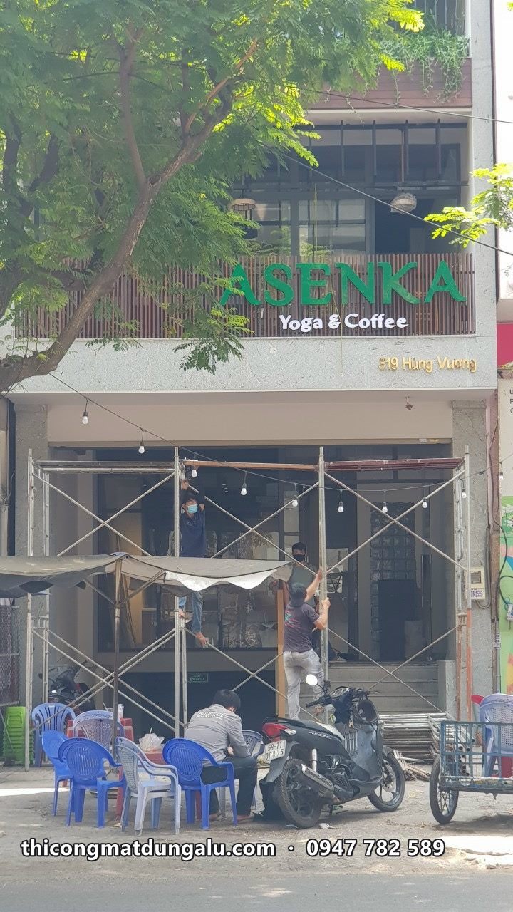 Mặt tiền nhà phố ASENKA Yoga and Coffee với giàn giáo, chữ xanh trên tầng một
