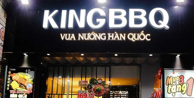 Bảng hiệu KingBBQ chữ nổi trắng phát sáng trên nền đen, dòng phụ Vua nướng Hàn Quốc