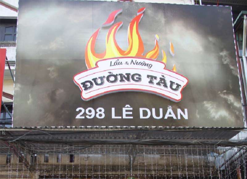 Bảng hiệu lẩu và nướng Đường Tàu với logo ngọn lửa lớn và số nhà nổi bật