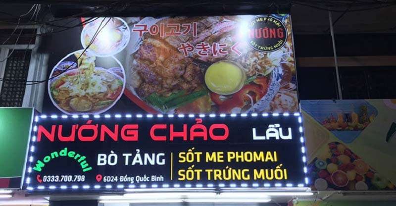 Bảng hiệu nướng chảo bò tảng với hình món ăn in phía trên và bảng chữ LED viền