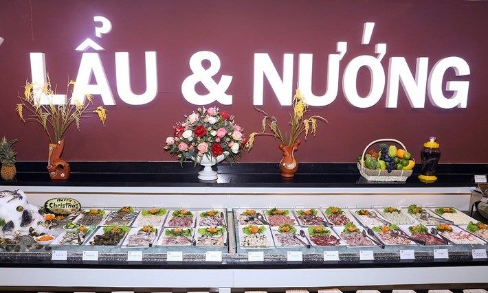 Chữ nổi trắng Lẩu & Nướng gắn trên tường đỏ đô bên trong nhà hàng buffet
