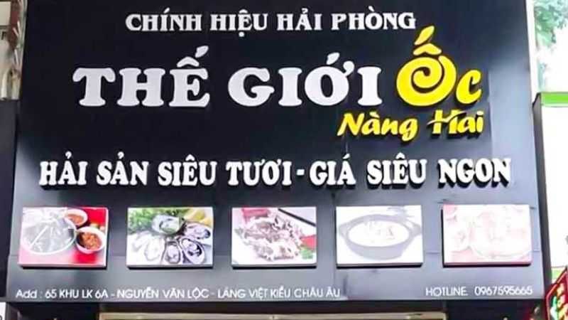 Bảng hiệu Thế giới Ốc nền đen, chữ trắng và chữ Ốc vàng cách điệu, dải hình món ăn