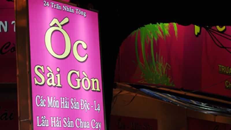 Hộp đèn dọc màu hồng ghi Ốc Sài Gòn và các món hải sản