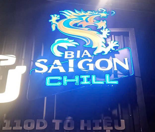 Bảng hiệu Bia Saigon Chill chữ neon xanh dương và hình rồng phát sáng về đêm