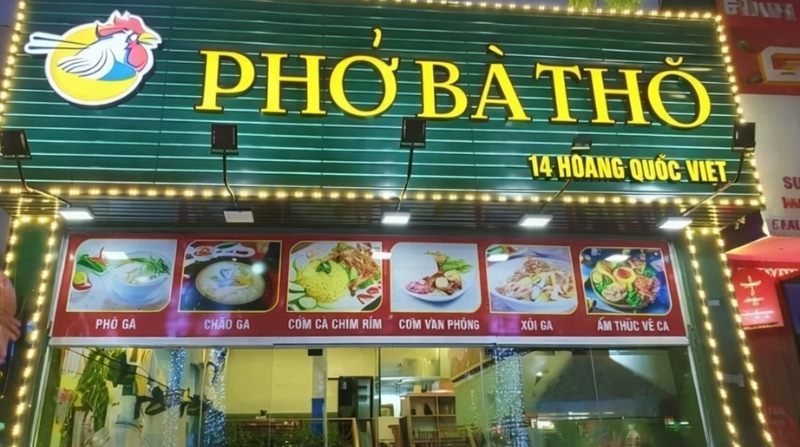Bảng hiệu Phở Bà Thố nền xanh lá, chữ vàng, viền đèn LED và hình món ăn