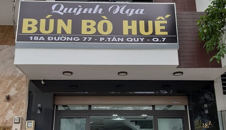 Bảng hiệu bún bò Huế Quỳnh Nga nền đen chữ vàng kèm địa chỉ