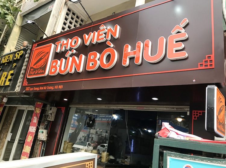 Bảng hiệu Thọ Viên bún bò Huế chữ nổi đỏ trên nền nâu có viền hoa văn