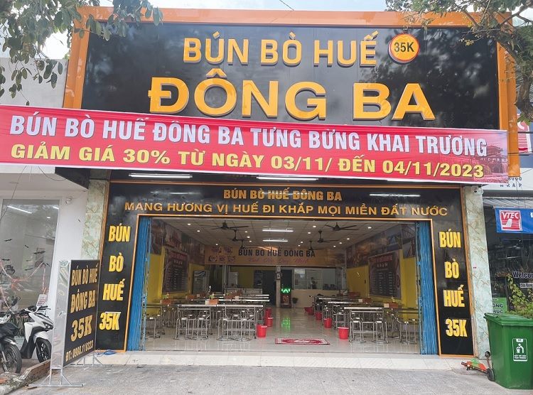 Bảng hiệu bún bò Huế Đông Ba nền đen chữ vàng, băng rôn giảm giá khai trương