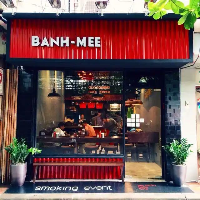 Mặt tiền tiệm Banh-Mee với mái tôn đỏ và chữ trắng đơn giản