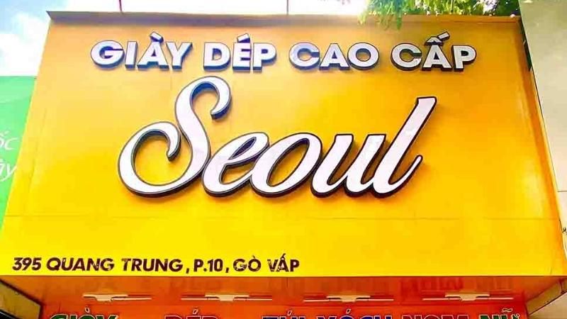 Bảng hiệu giày dép cao cấp Seoul nền vàng, chữ nổi bạc dạng viết tay