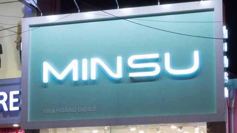 Bảng hiệu shop giày MINSU chữ nổi trắng hắt sáng trên nền xanh ngọc