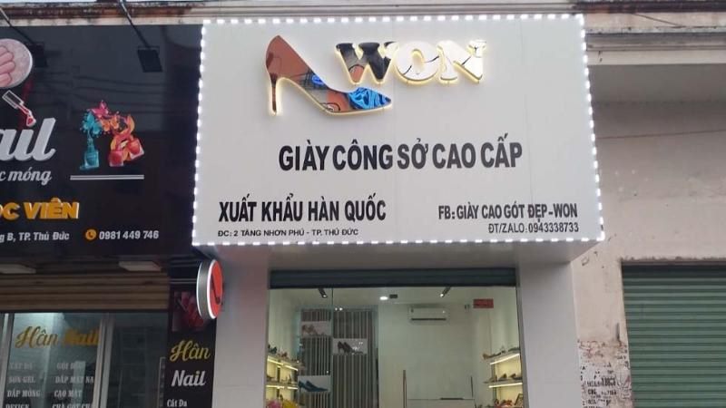 Bảng hiệu giày công sở cao cấp nền trắng, logo chiếc giày và viền đèn LED