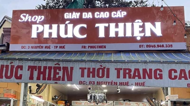 Bảng hiệu shop giày da cao cấp Phúc Thiện nền nâu, chữ nổi trắng